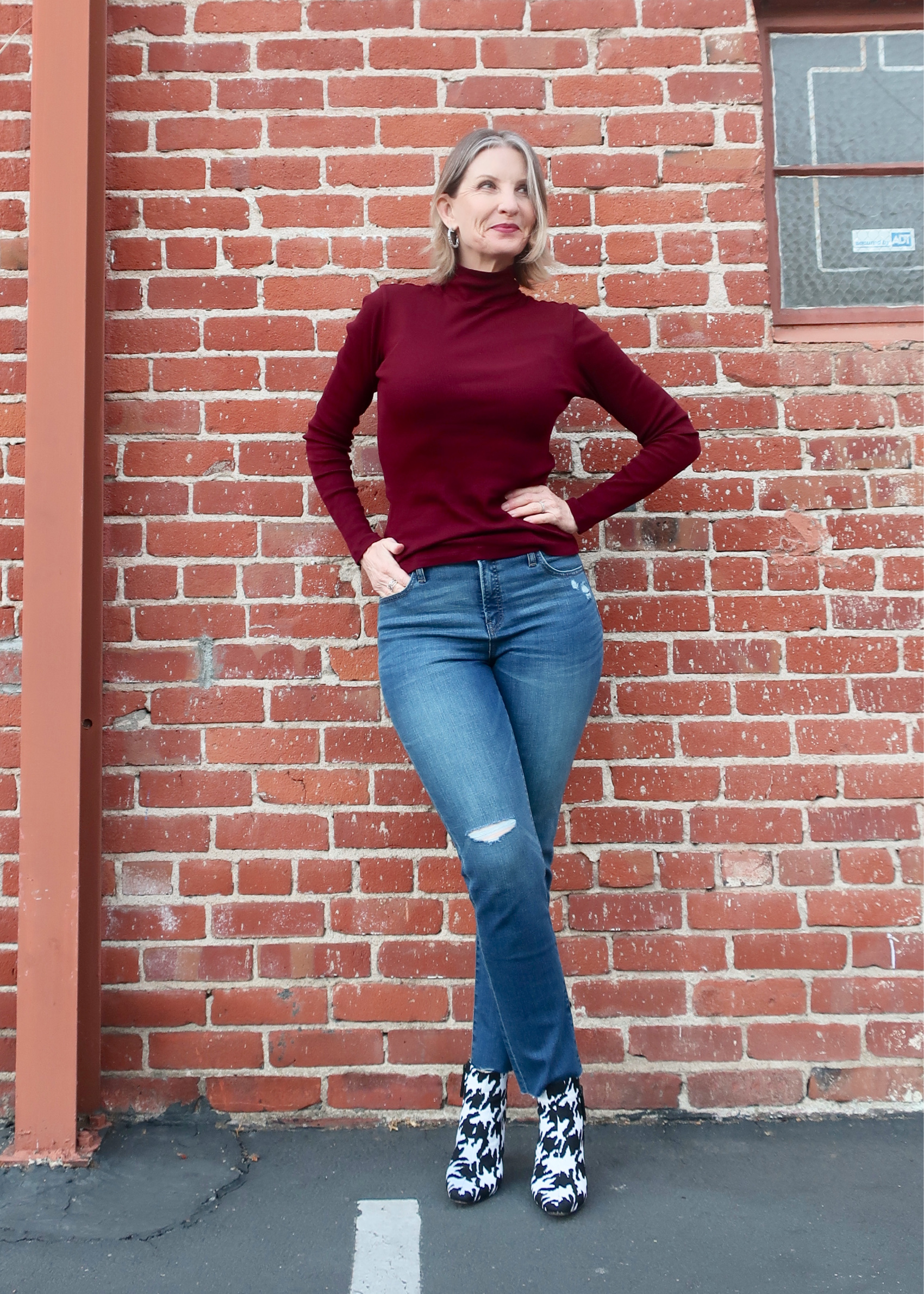 flattering and comfortable jeans for women over 40